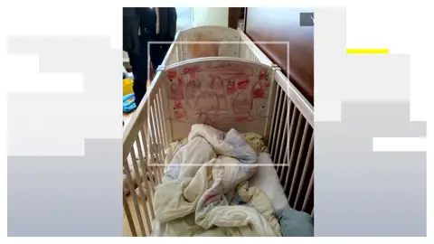 Los menores de 8 y 10 años dormían en pequeñas cunas. Los menores de 8 y 10 años dormían en pequeñas cunas.