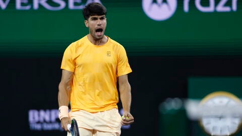 Carlos Alcaraz celebra la victoria ante Arthur Rinderknech en Indian Wells