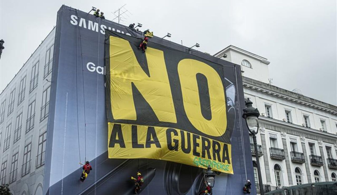 Greenpeace despliega su 'No a la guerra' en plena Puerta del Sol