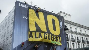 Greenpeace despliega su 'No a la guerra' en plena Puerta del Sol