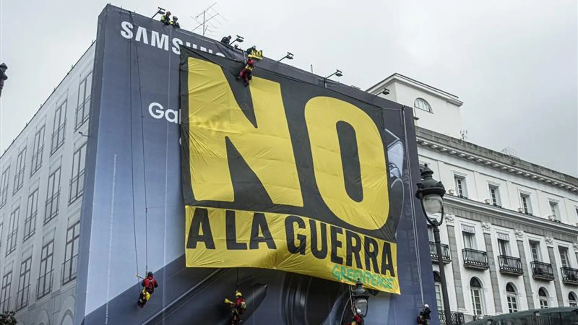 Greenpeace despliega su 'No a la guerra' en plena Puerta del Sol Greenpeace despliega su 'No a la guerra' en plena Puerta del Sol