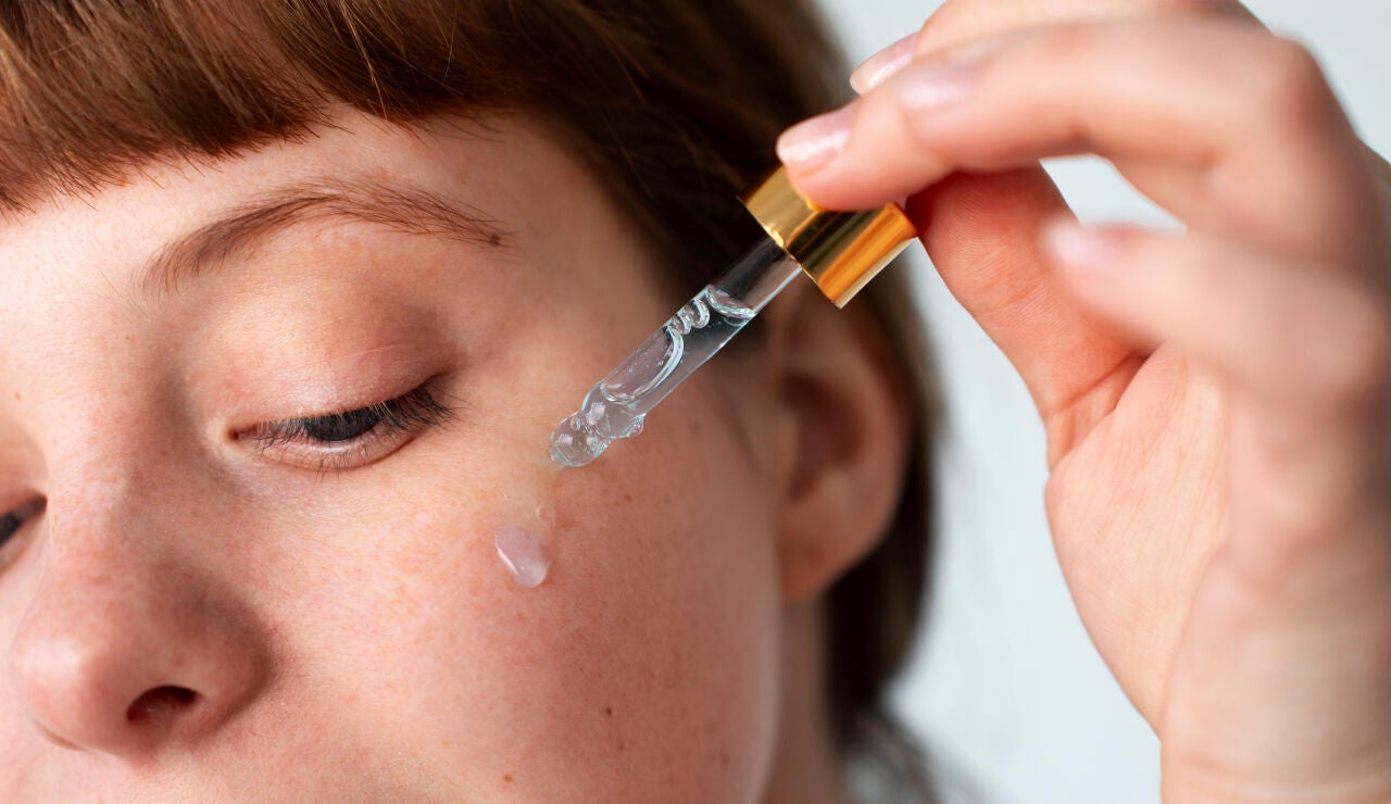 Mujer aplic&aacute;ndose s&eacute;urm