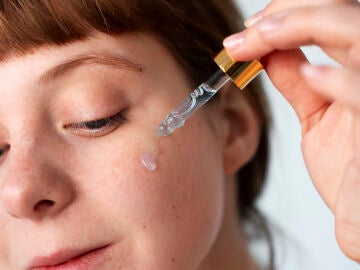 Mujer aplic&aacute;ndose s&eacute;urm