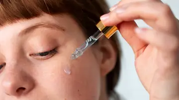 Mujer aplicándose séurm Mujer aplicándose séurm