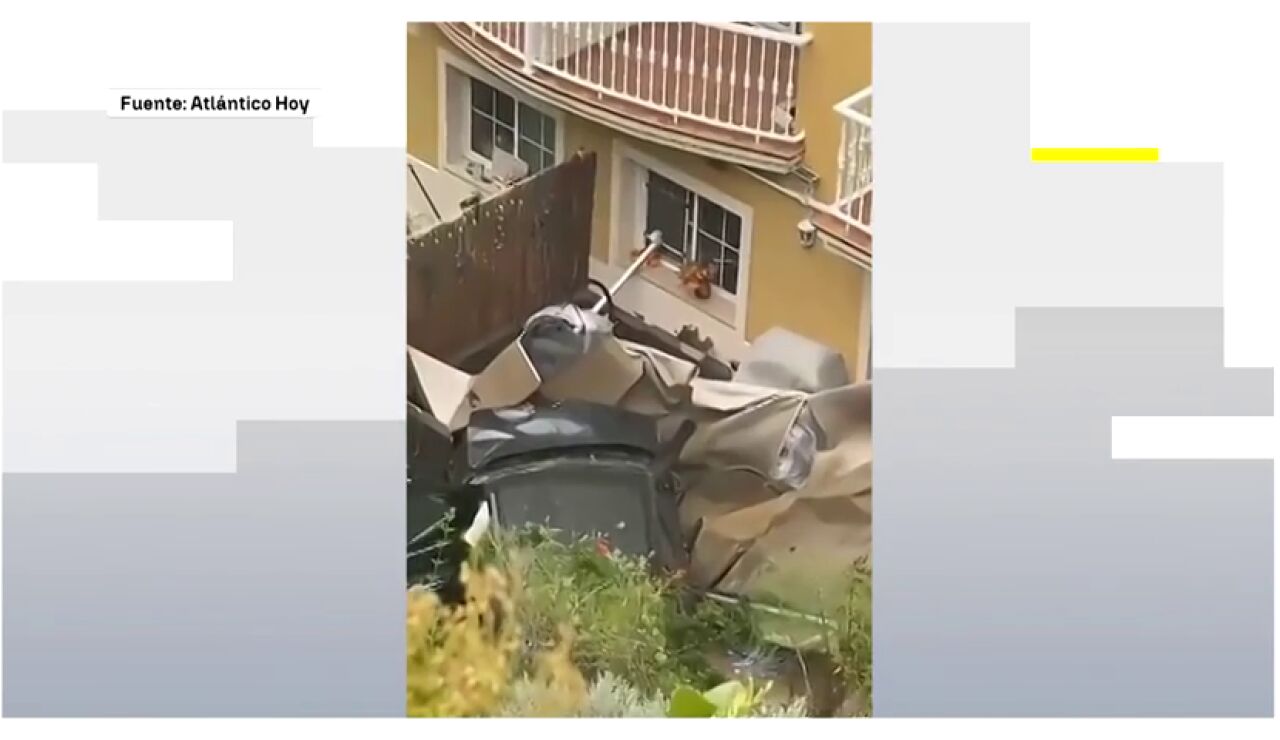 Un coche cae desde diez metros de altura a la terraza de una vivienda