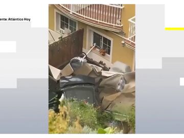 Un coche cae desde diez metros de altura a la terraza de una vivienda