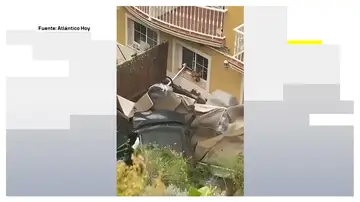 Un coche cae desde diez metros de altura a la terraza de una vivienda Un coche cae desde diez metros de altura a la terraza de una vivienda