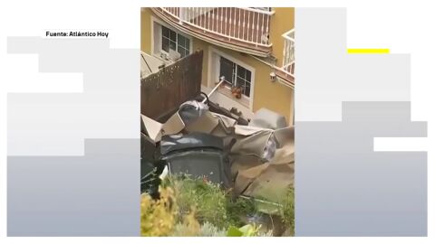 V&iacute;deo: Un coche cae desde diez metros de altura a la terraza de una vivienda en Tenerife