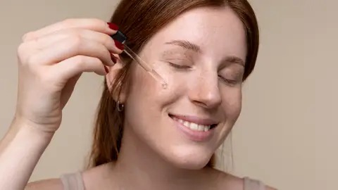 Mujer aplicándose séurm Mujer aplicándose séurm