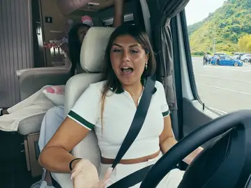 Daniela se pone al volante de la autocaravana: “Déjala, no la pongas nerviosa” Daniela se pone al volante de la autocaravana: “Déjala, no la pongas nerviosa”