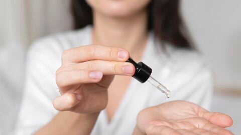 Mujer aplicándose séurm