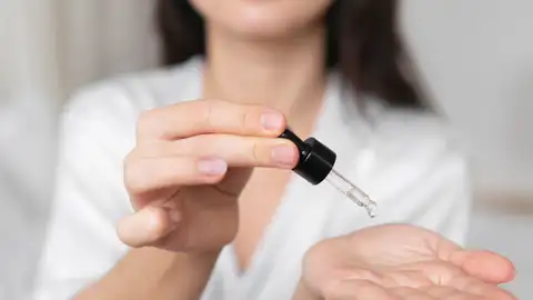 Mujer aplicándose séurm Mujer aplicándose séurm