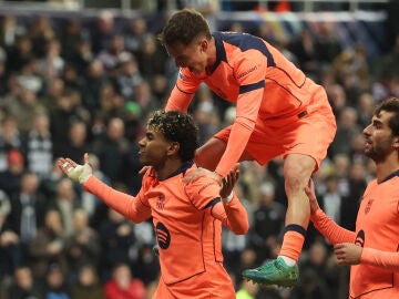 Lamine Yamal celebra su gol ante el Newcastle en St James Park