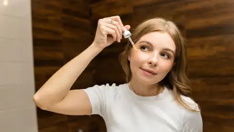 Mujer aplicándose séurm Mujer aplicándose séurm