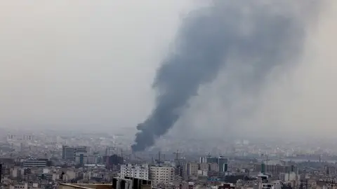 El humo se eleva tras un ataque aéreo en el centro de Teherán (Irán), este martes. El humo se eleva tras un ataque aéreo en el centro de Teherán (Irán), este martes.