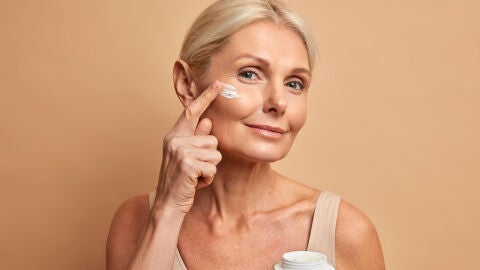 Mujer haciéndose el skincare