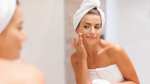 Mujer haciéndose el skincare Mujer haciéndose el skincare