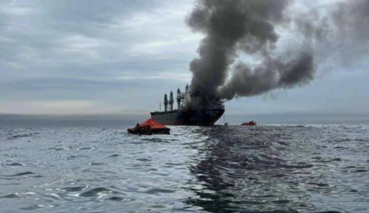 Tres barcos han sido alcanzados por proyectiles en el estrecho de Ormuz