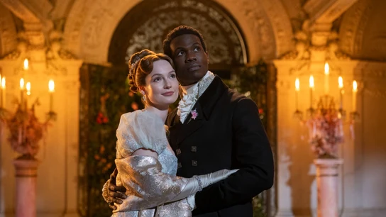 Hannah Dodd como Francesca Bridgerton, Victor Alli como John Stirlin en Los Bridgerton Hannah Dodd como Francesca Bridgerton, Victor Alli como John Stirlin en Los Bridgerton