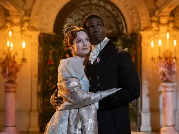 Hannah Dodd como Francesca Bridgerton, Victor Alli como John Stirlin en Los Bridgerton Hannah Dodd como Francesca Bridgerton, Victor Alli como John Stirlin en Los Bridgerton