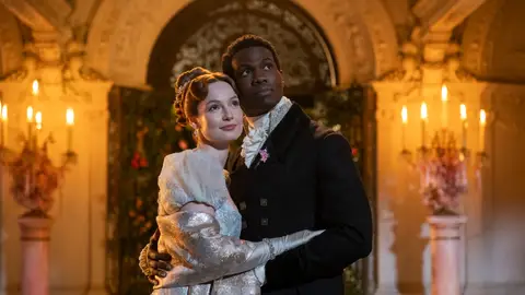 Hannah Dodd como Francesca Bridgerton, Victor Alli como John Stirlin en Los Bridgerton Hannah Dodd como Francesca Bridgerton, Victor Alli como John Stirlin en Los Bridgerton