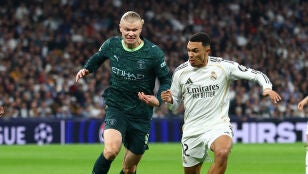 Haaland y Trent pelean por un bal&oacute;n