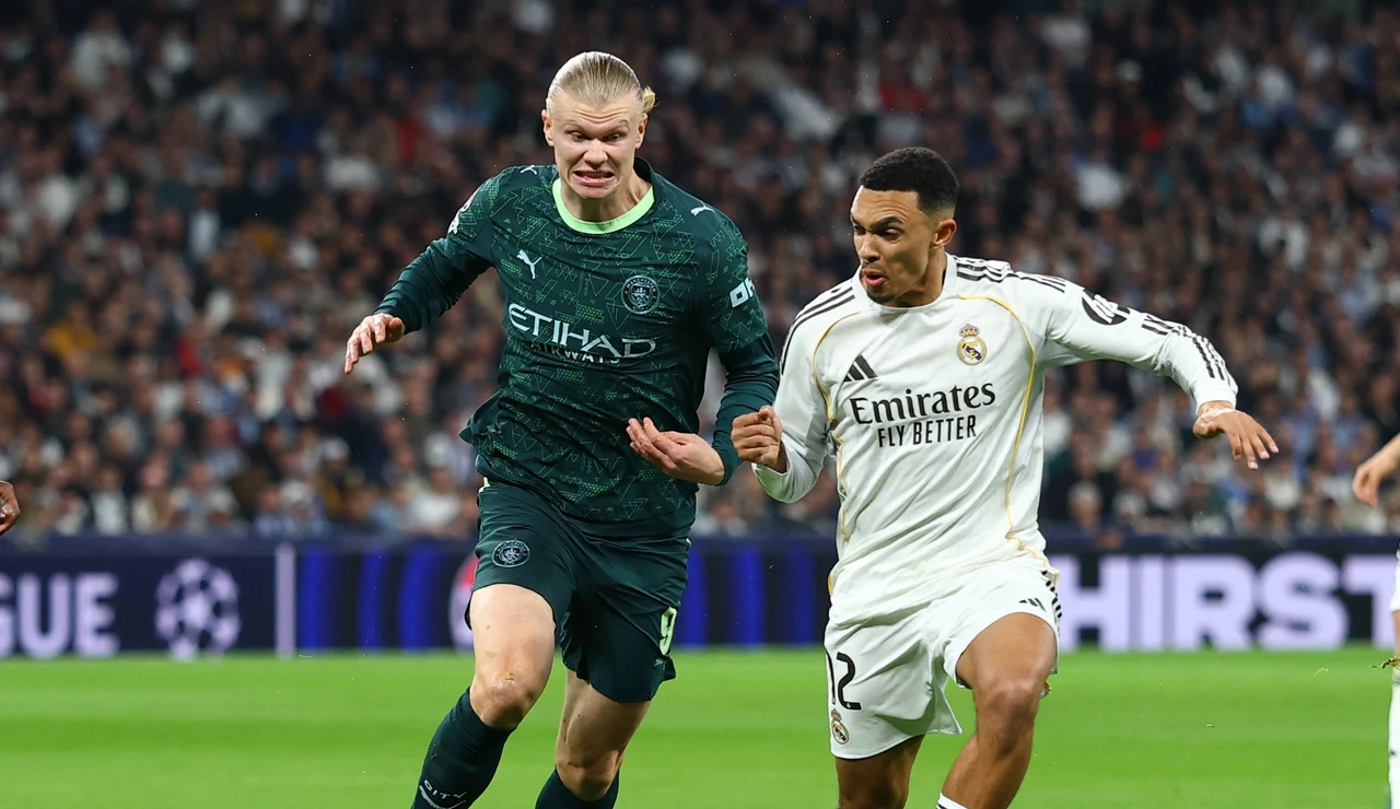 Haaland y Trent pelean por un balón