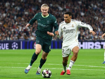 Haaland y Trent pelean por un bal&oacute;n