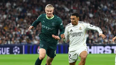 Haaland y Trent pelean por un balón Haaland y Trent pelean por un balón