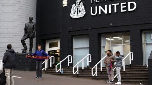 Un hincha del Barcelona en el exterior de St James' Park, Newcastle