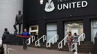 Un hincha del Barcelona en el exterior de St James' Park, Newcastle Un hincha del Barcelona en el exterior de St James' Park, Newcastle