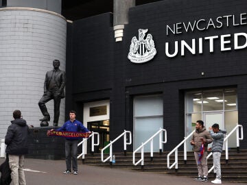 Un hincha del Barcelona en el exterior de St James' Park, Newcastle