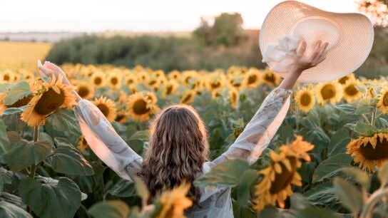 Mujer en un campo de girasoles
