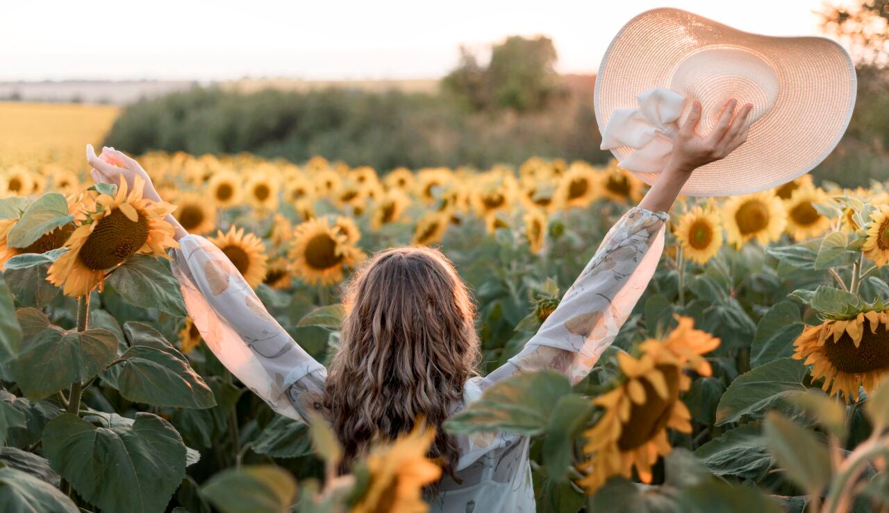Mujer en un campo de girasoles