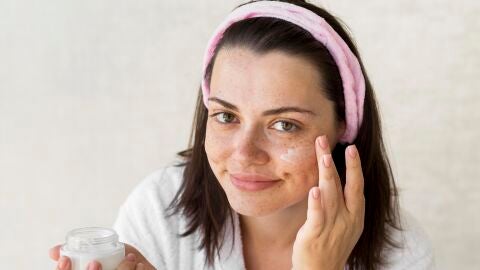 Mujer haciéndose el skincare