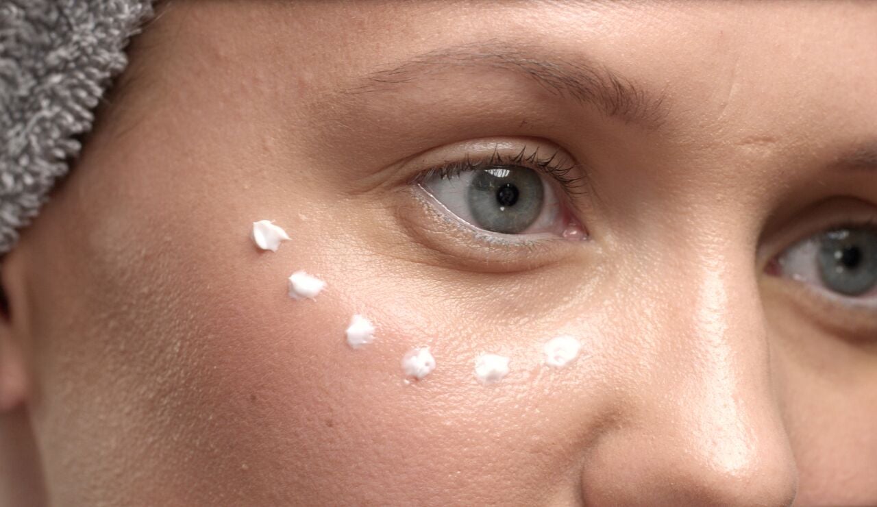 Mujer con contorno de ojos