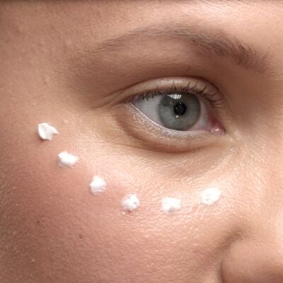 Mujer con contorno de ojos