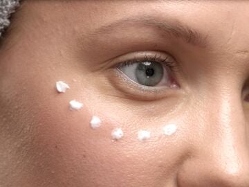 Mujer con contorno de ojos