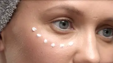 Mujer con contorno de ojos Mujer con contorno de ojos