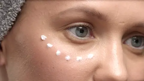 Mujer con contorno de ojos Mujer con contorno de ojos