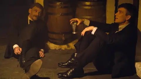 Cillian Murphy como Tommy Shelby y Paul Anderson como Arthur Shelby en Peaky Blinders Cillian Murphy como Tommy Shelby y Paul Anderson como Arthur Shelby en Peaky Blinders