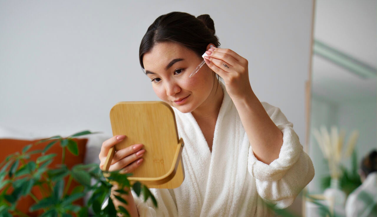 Mujer haci&eacute;ndose el skincare