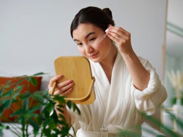 Mujer haci&eacute;ndose el skincare