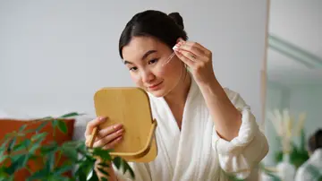 Mujer haciéndose el skincare Mujer haciéndose el skincare