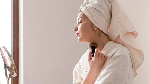 Mujer haciéndose el skincare