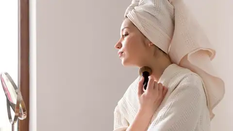 Mujer haciéndose el skincare Mujer haciéndose el skincare