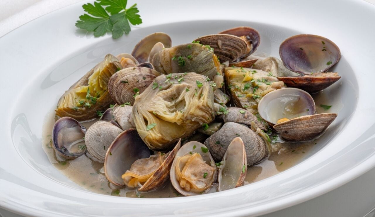 Alcachofas con almejas en salsa verde: una receta nutritiva, ligera y r&aacute;pida de Karlos Argui&ntilde;ano