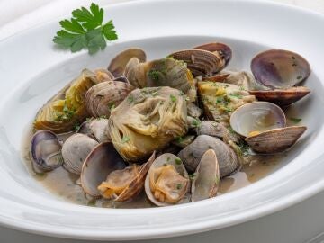 Alcachofas con almejas en salsa verde: una receta nutritiva, ligera y r&aacute;pida de Karlos Argui&ntilde;ano