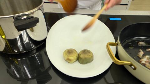 Escurre las alcachofas sobre una fuente