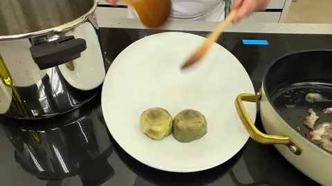 Escurre las alcachofas sobre una fuente Escurre las alcachofas sobre una fuente